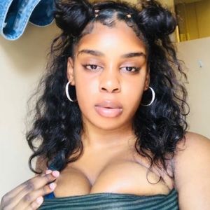 Meet your Posher, Amirah